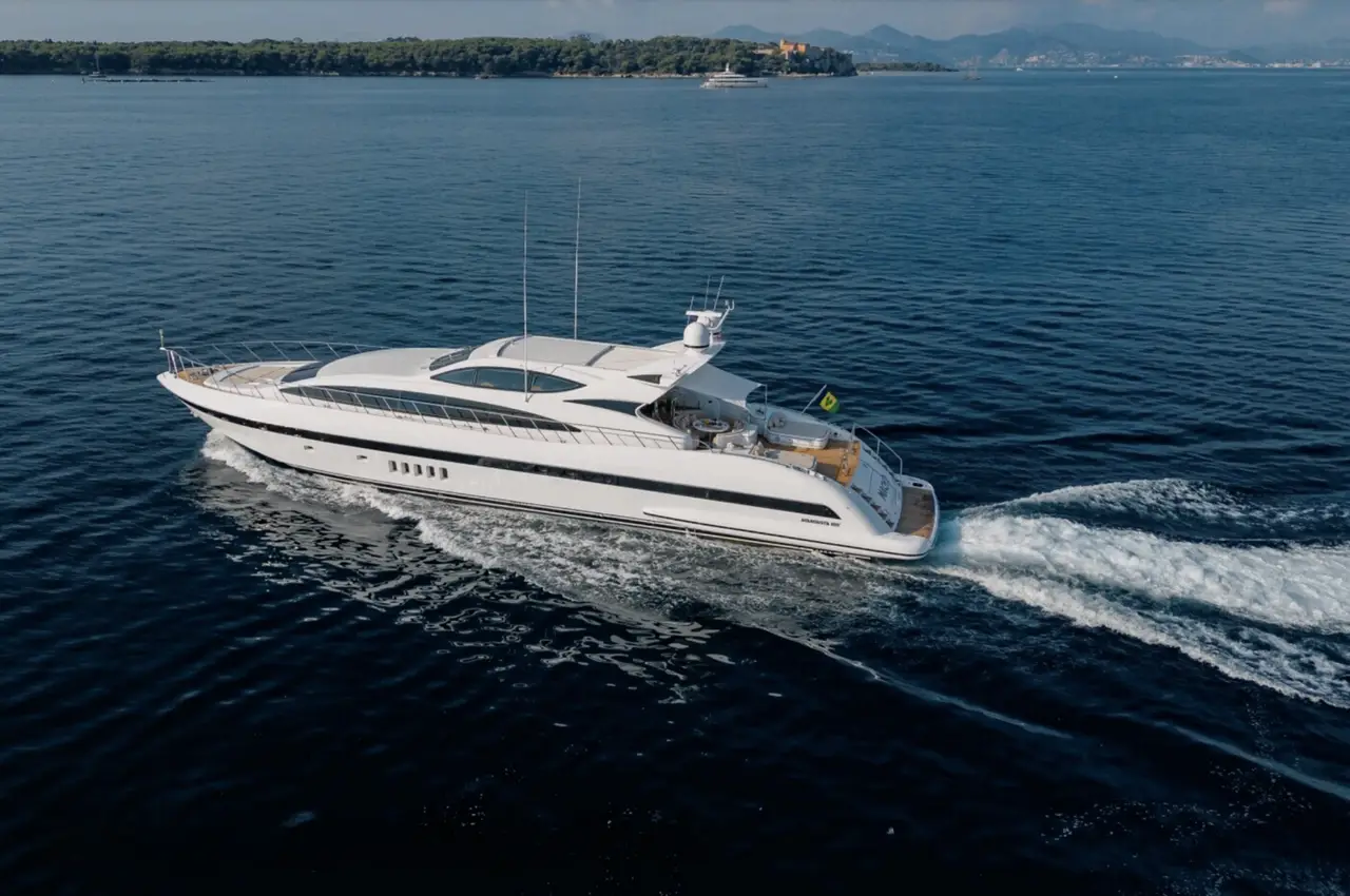 Mangusta 105, cubierta principal — Yacht Charter Marbella, Marbella. Silueta deportiva y velocidad para la costa de Marbella