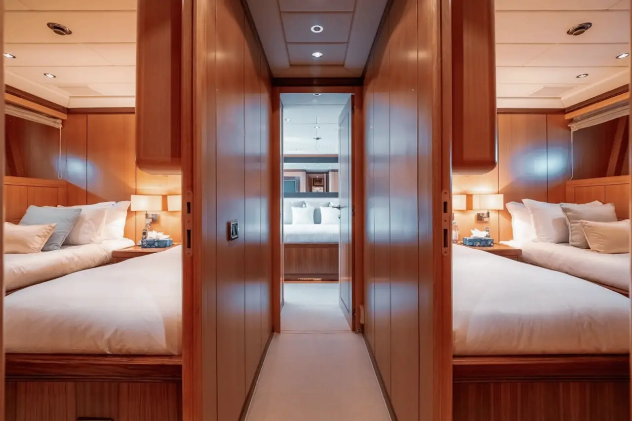 Mangusta 105, cubierta de popa — Yacht Charter Marbella, Marbella. Silueta deportiva y velocidad para la costa de Marbella