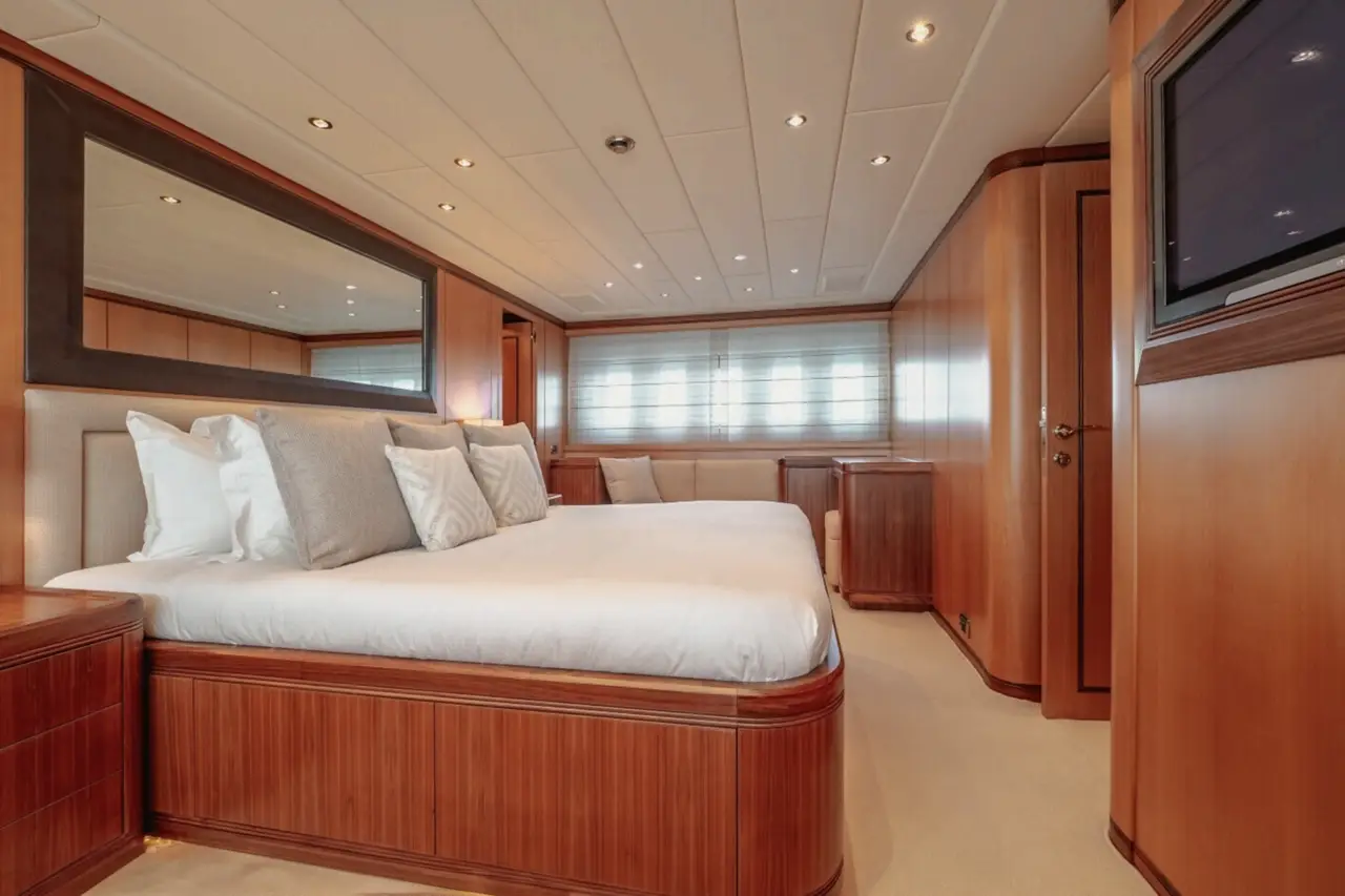 Mangusta 105, salón — Yacht Charter Marbella, Marbella. Silueta deportiva y velocidad para la costa de Marbella