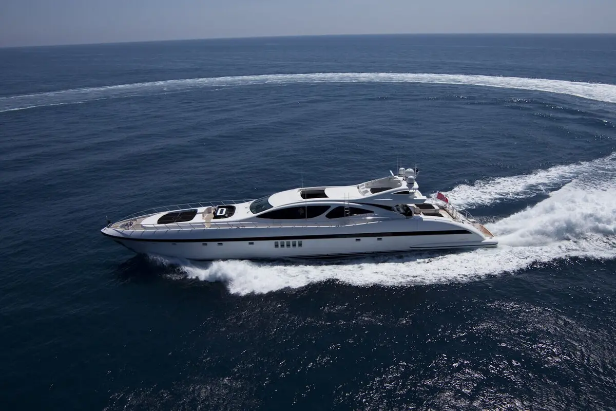 Mangusta 130 — Yacht Charter Marbella, Marbella. Casco deportivo de cuarenta metros para rutas rápidas