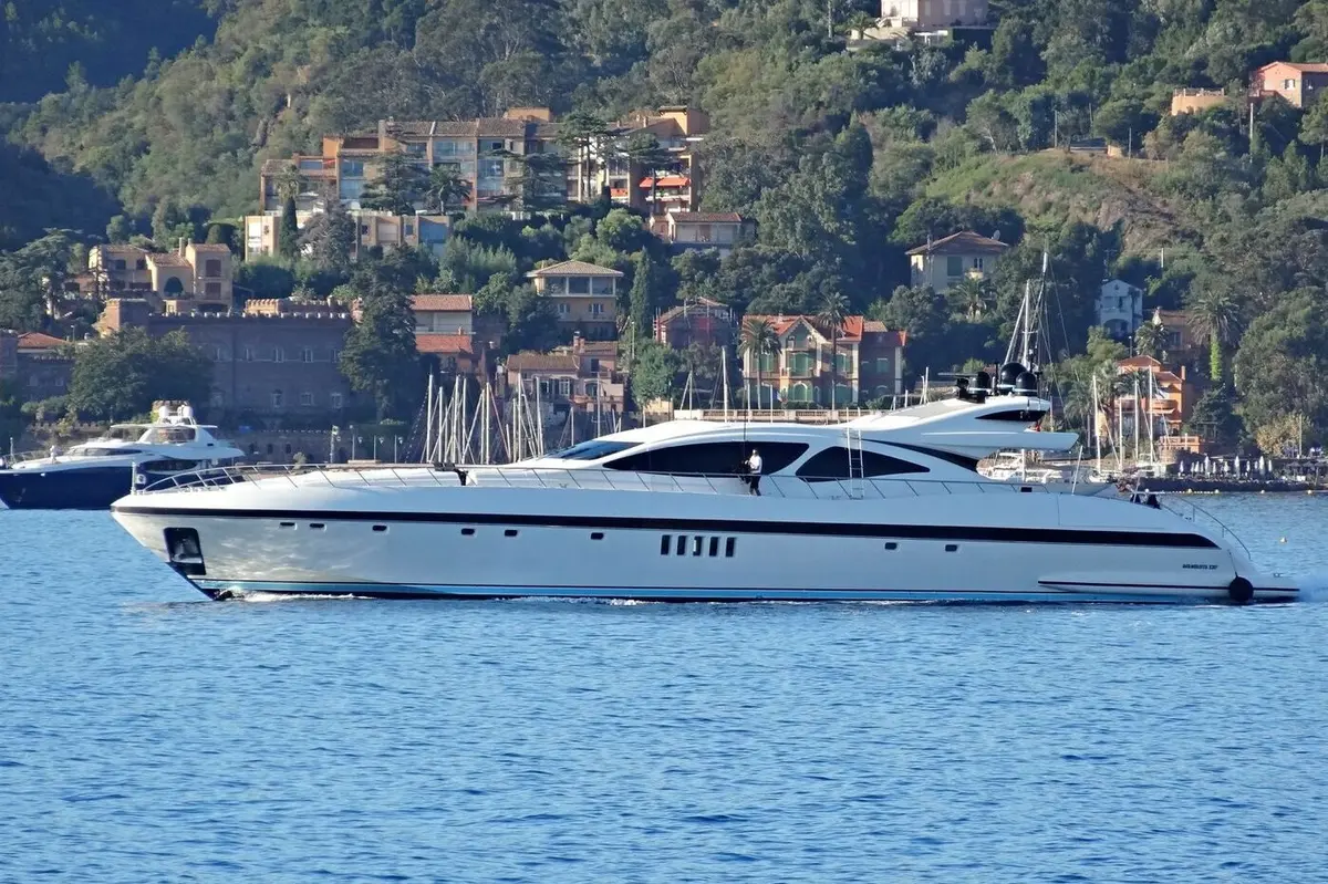 Mangusta 130, cubierta principal — Yacht Charter Marbella, Marbella. Casco deportivo de cuarenta metros para rutas rápidas