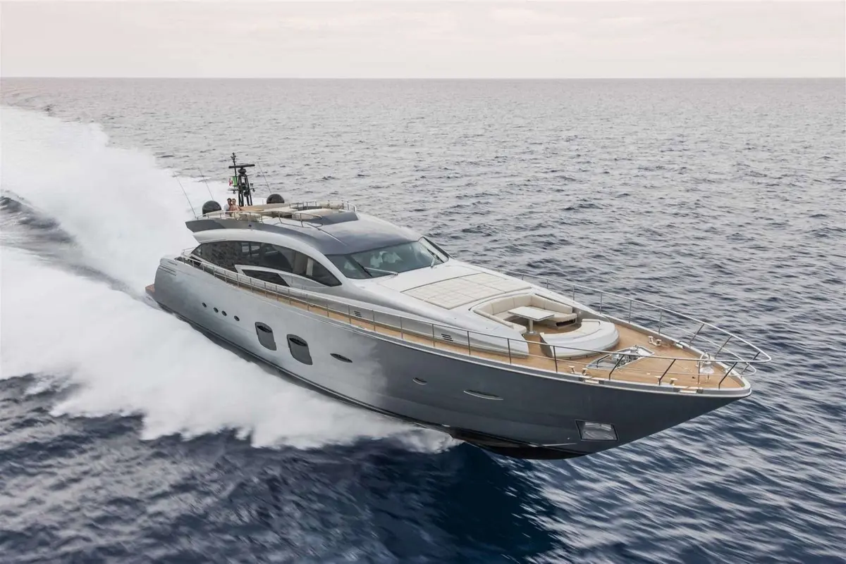 Mangusta 130, camarote principal — Yacht Charter Marbella, Marbella. Casco deportivo de cuarenta metros para rutas rápidas