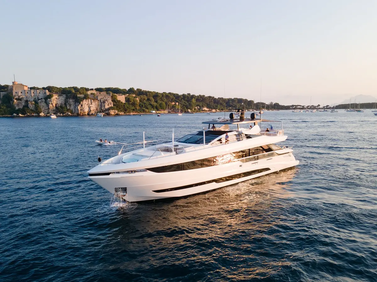 Mangusta 33, exterior — Yacht Charter Marbella, Marbella. Líneas deportivas para descubrir la bahía de Estepona