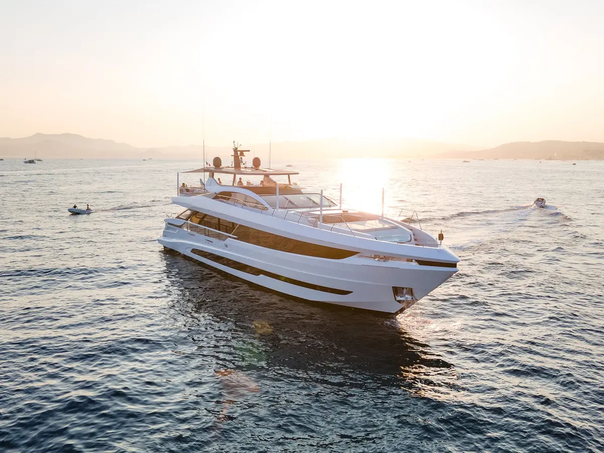 Mangusta 33, cubierta principal — Yacht Charter Marbella, Marbella. Líneas deportivas para descubrir la bahía de Estepona