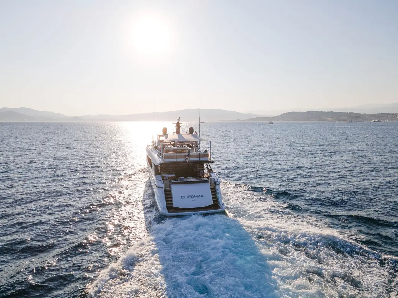 Mangusta 33, cubierta de popa — Yacht Charter Marbella, Marbella. Líneas deportivas para descubrir la bahía de Estepona