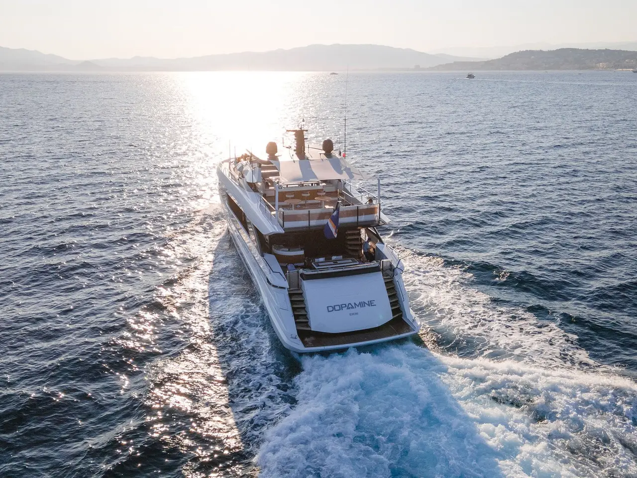 Mangusta 33, salón — Yacht Charter Marbella, Marbella. Líneas deportivas para descubrir la bahía de Estepona