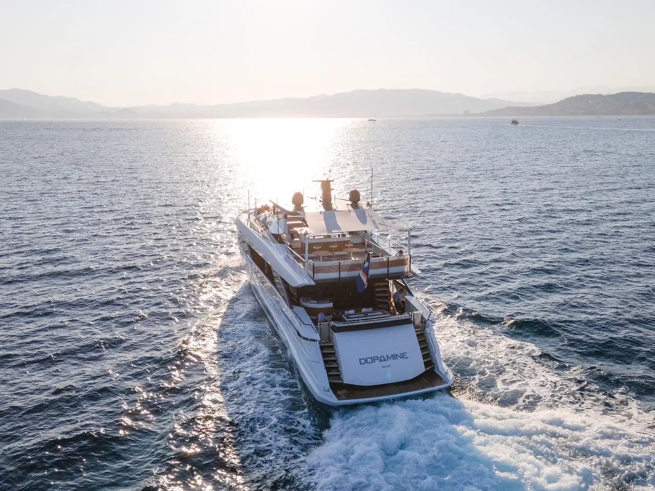 Mangusta 33, camarote principal — Yacht Charter Marbella, Marbella. Líneas deportivas para descubrir la bahía de Estepona