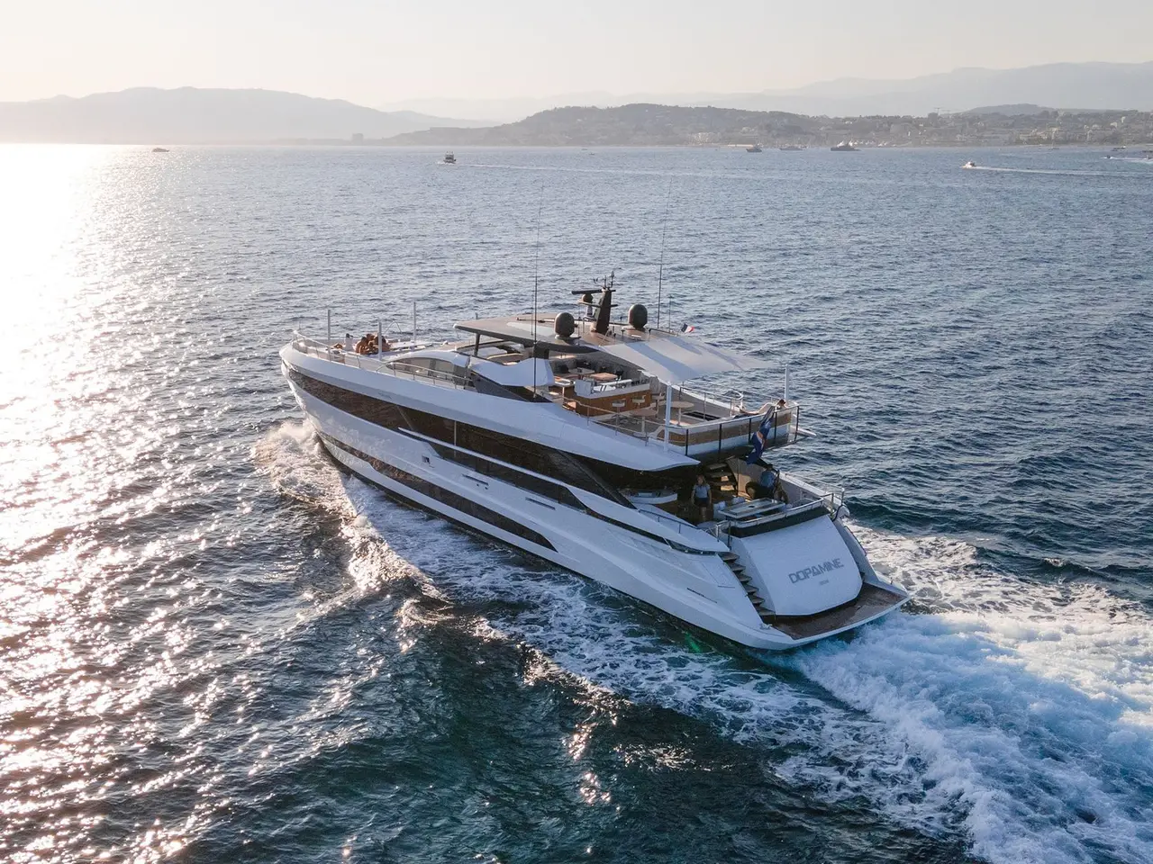 Mangusta 33, flybridge — Yacht Charter Marbella, Marbella. Líneas deportivas para descubrir la bahía de Estepona