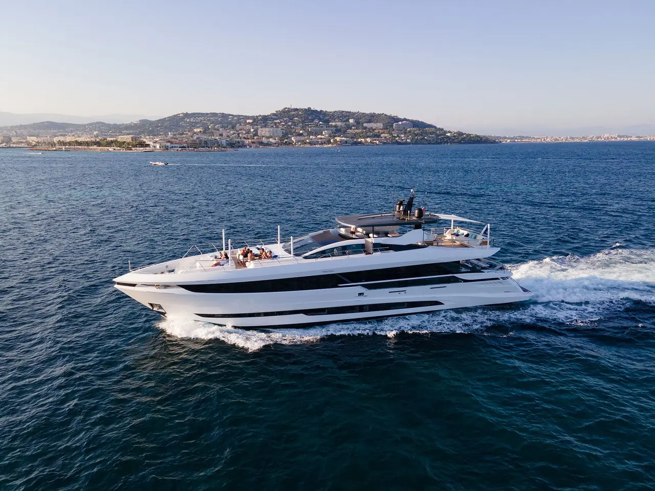 Mangusta 33, exterior — Yacht Charter Marbella, Marbella. Líneas deportivas para descubrir la bahía de Estepona
