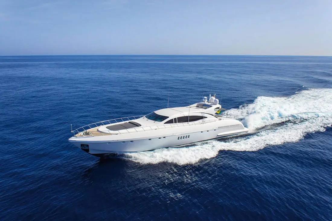 Mangusta 108 — Yacht Charter Marbella, Marbella. Velocidad deportiva y cubiertas abiertas frente a Estepona