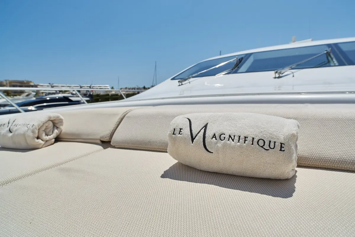 Mangusta 108, exterior — Yacht Charter Marbella, Marbella. Velocidad deportiva y cubiertas abiertas frente a Estepona