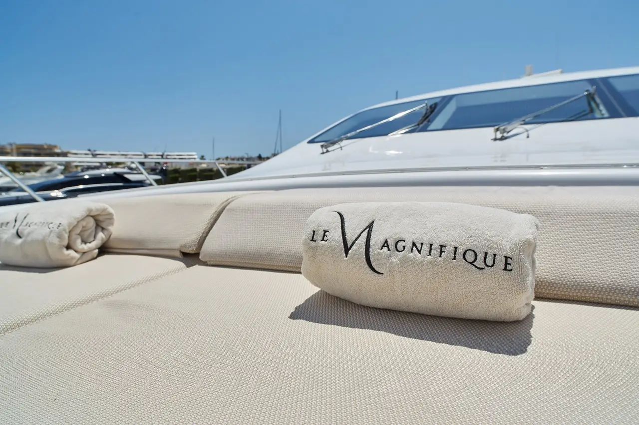 Mangusta 108, exterior — Yacht Charter Marbella, Marbella. Velocidad deportiva y cubiertas abiertas frente a Estepona