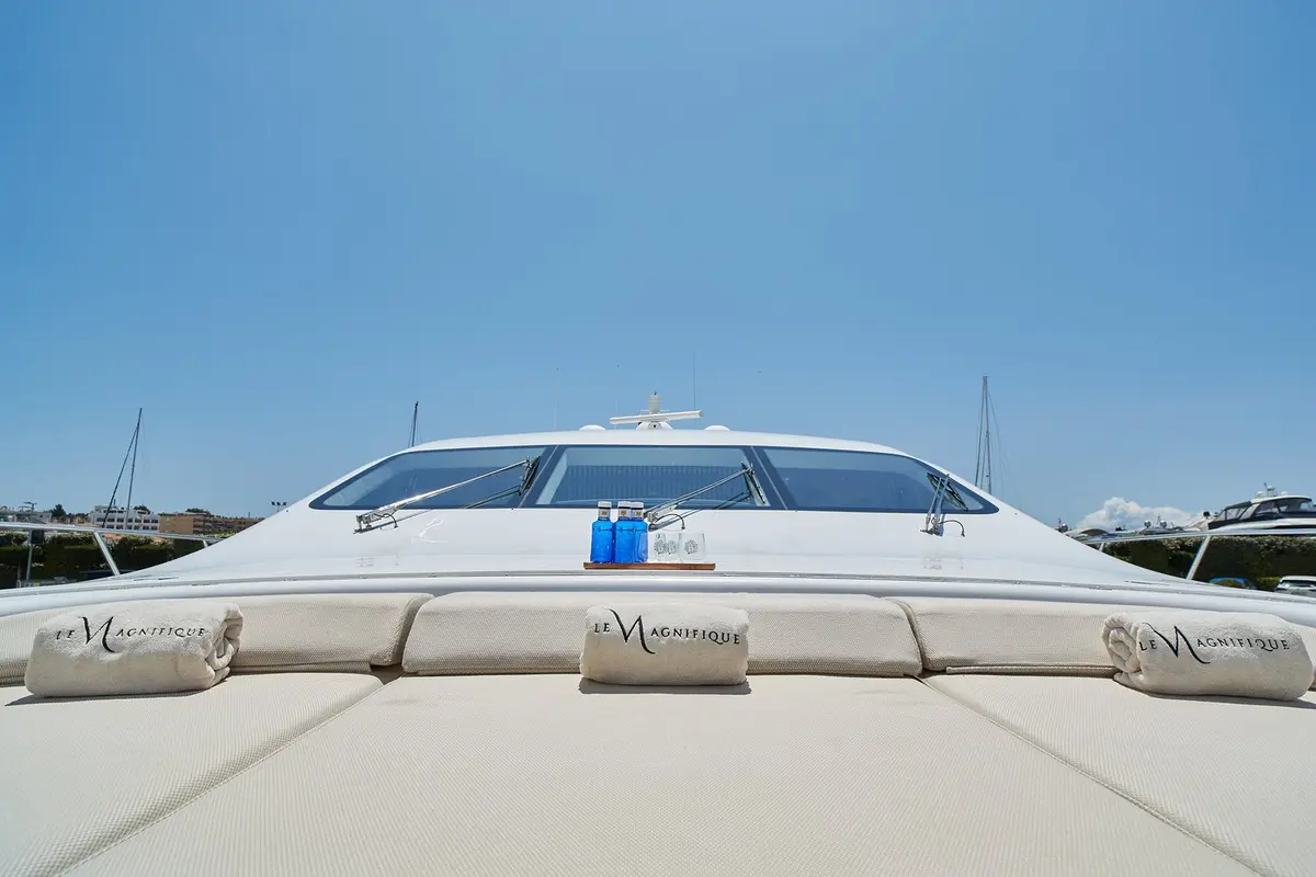 Mangusta 108, cubierta principal — Yacht Charter Marbella, Marbella. Velocidad deportiva y cubiertas abiertas frente a Estepona