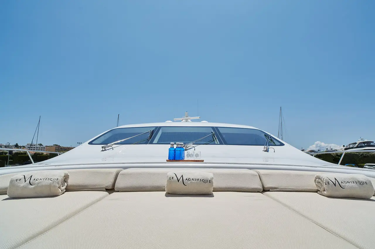 Mangusta 108, cubierta principal — Yacht Charter Marbella, Marbella. Velocidad deportiva y cubiertas abiertas frente a Estepona