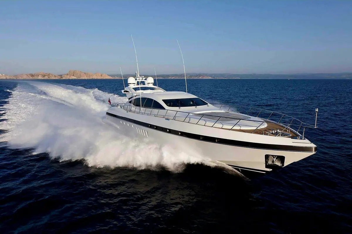 Mangusta 92 — Yacht Charter Marbella, Marbella. Velocidad deportiva para explorar la costa en un día