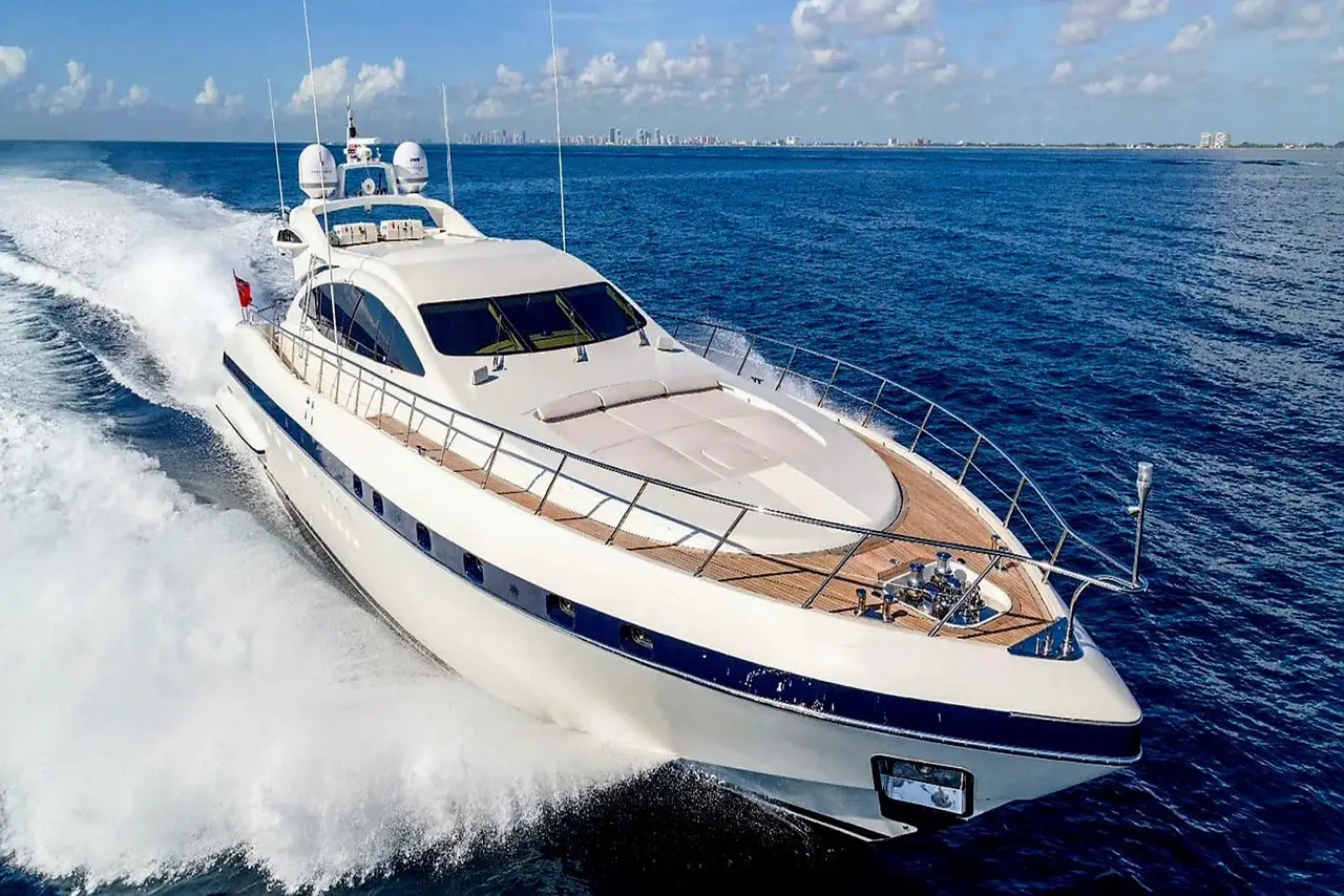 Mangusta 92, exterior — Yacht Charter Marbella, Marbella. Velocidad deportiva para explorar la costa en un día