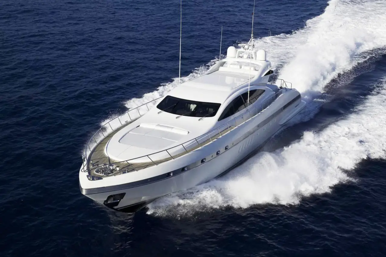 Mangusta 92, cubierta principal — Yacht Charter Marbella, Marbella. Velocidad deportiva para explorar la costa en un día