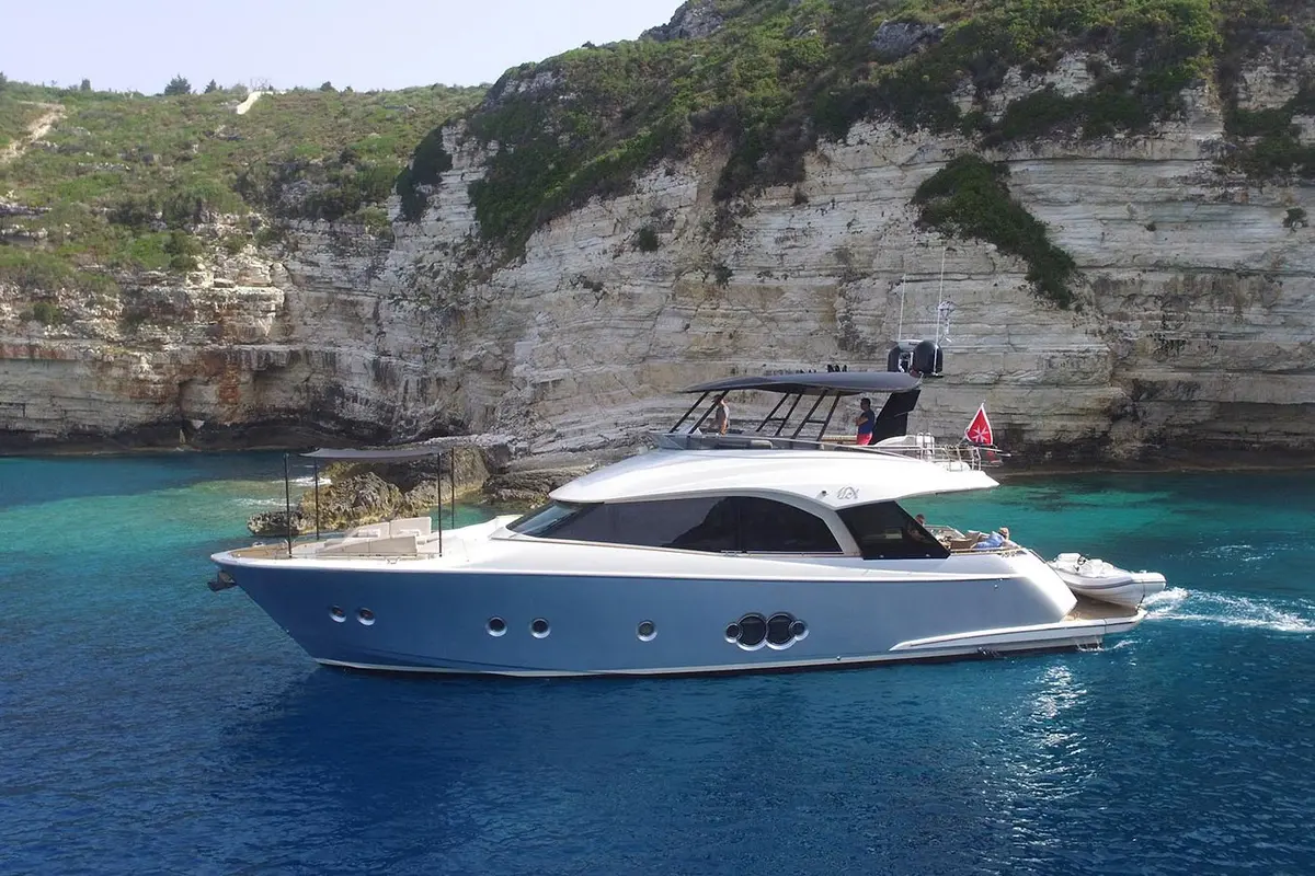 MCY66 — Yacht Charter Marbella, Marbella. Veinte metros de calma para la costa de Estepona