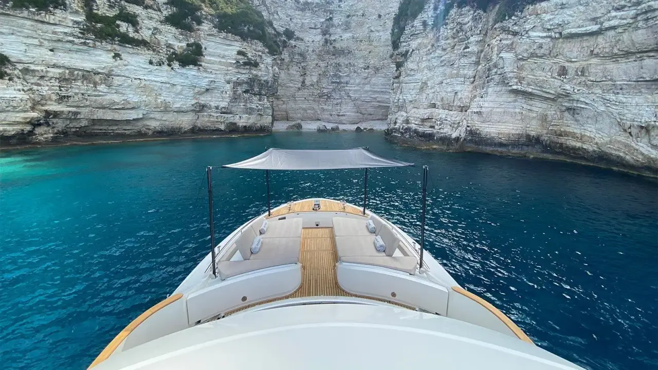 MCY66, exterior — Yacht Charter Marbella, Marbella. Veinte metros de calma para la costa de Estepona