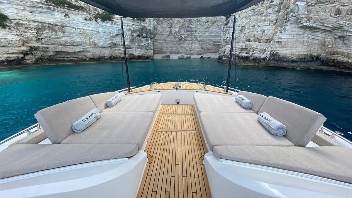 MCY66, cubierta principal — Yacht Charter Marbella, Marbella. Veinte metros de calma para la costa de Estepona
