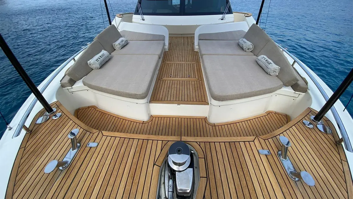 MCY66, cubierta de popa — Yacht Charter Marbella, Marbella. Veinte metros de calma para la costa de Estepona