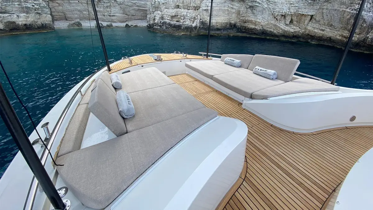 MCY66, salón — Yacht Charter Marbella, Marbella. Veinte metros de calma para la costa de Estepona