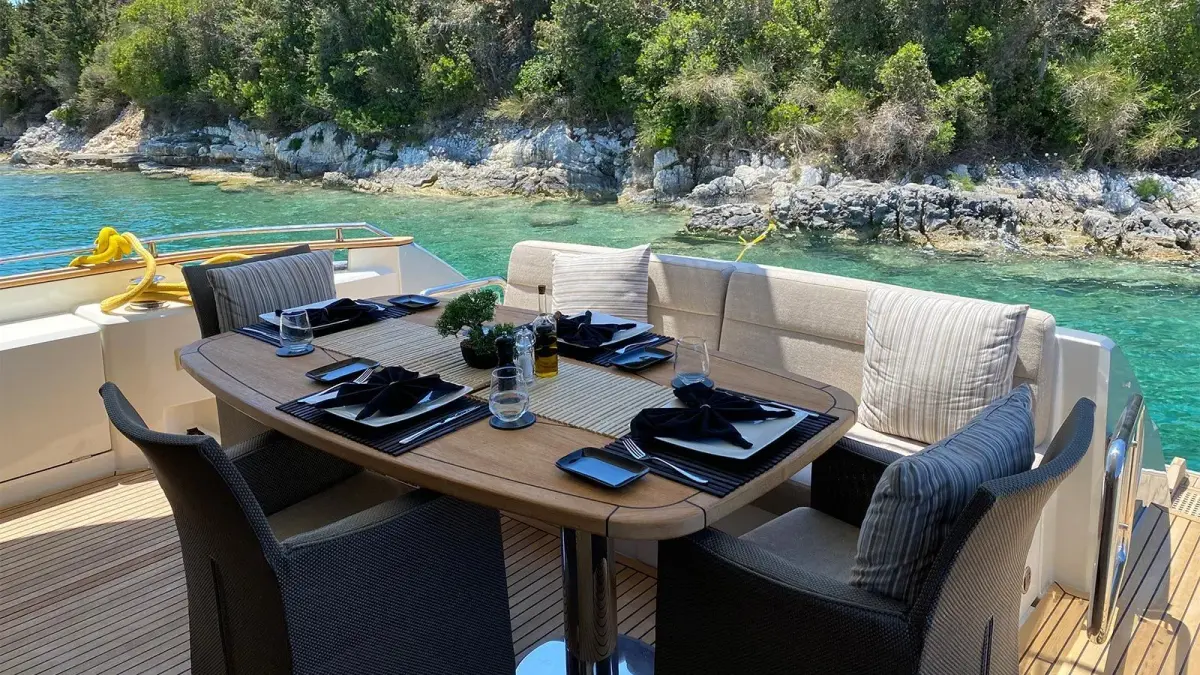 MCY66, camarote principal — Yacht Charter Marbella, Marbella. Veinte metros de calma para la costa de Estepona