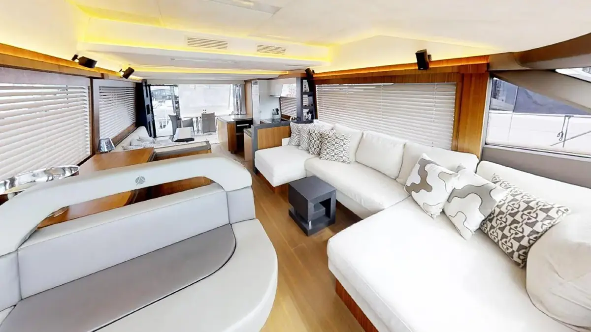 MCY66, flybridge — Yacht Charter Marbella, Marbella. Veinte metros de calma para la costa de Estepona