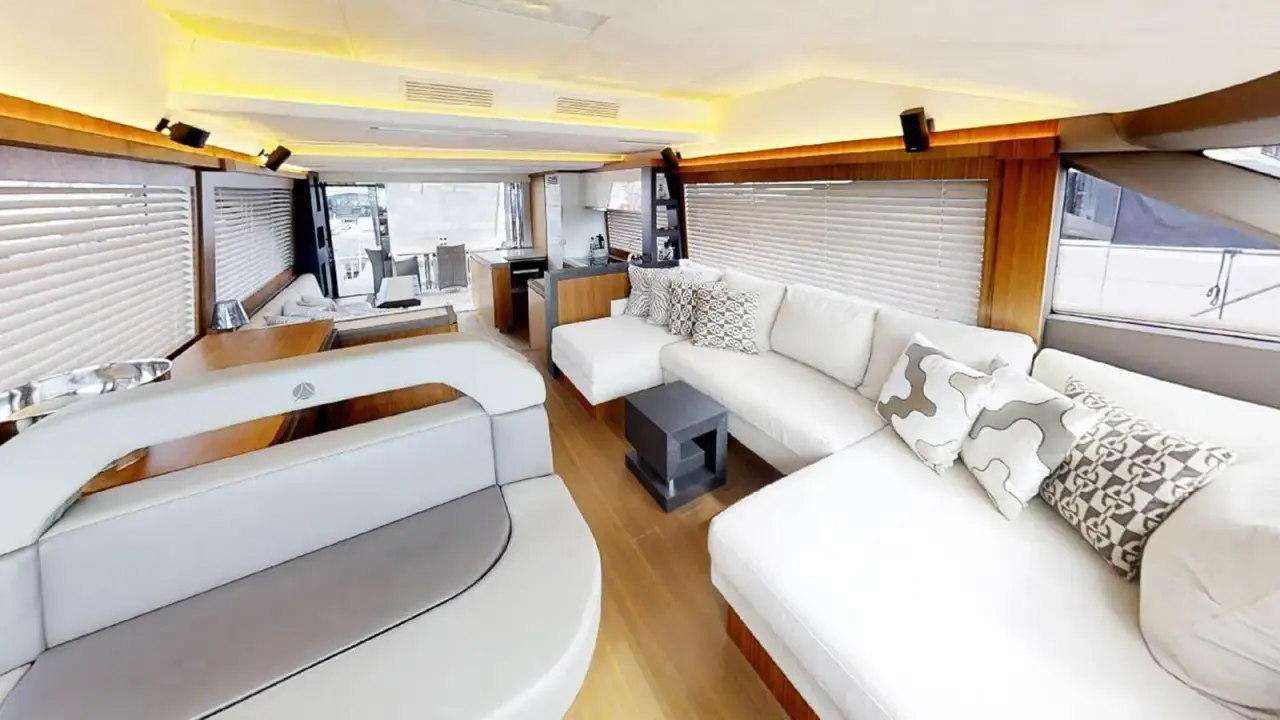 MCY66, flybridge — Yacht Charter Marbella, Marbella. Veinte metros de calma para la costa de Estepona