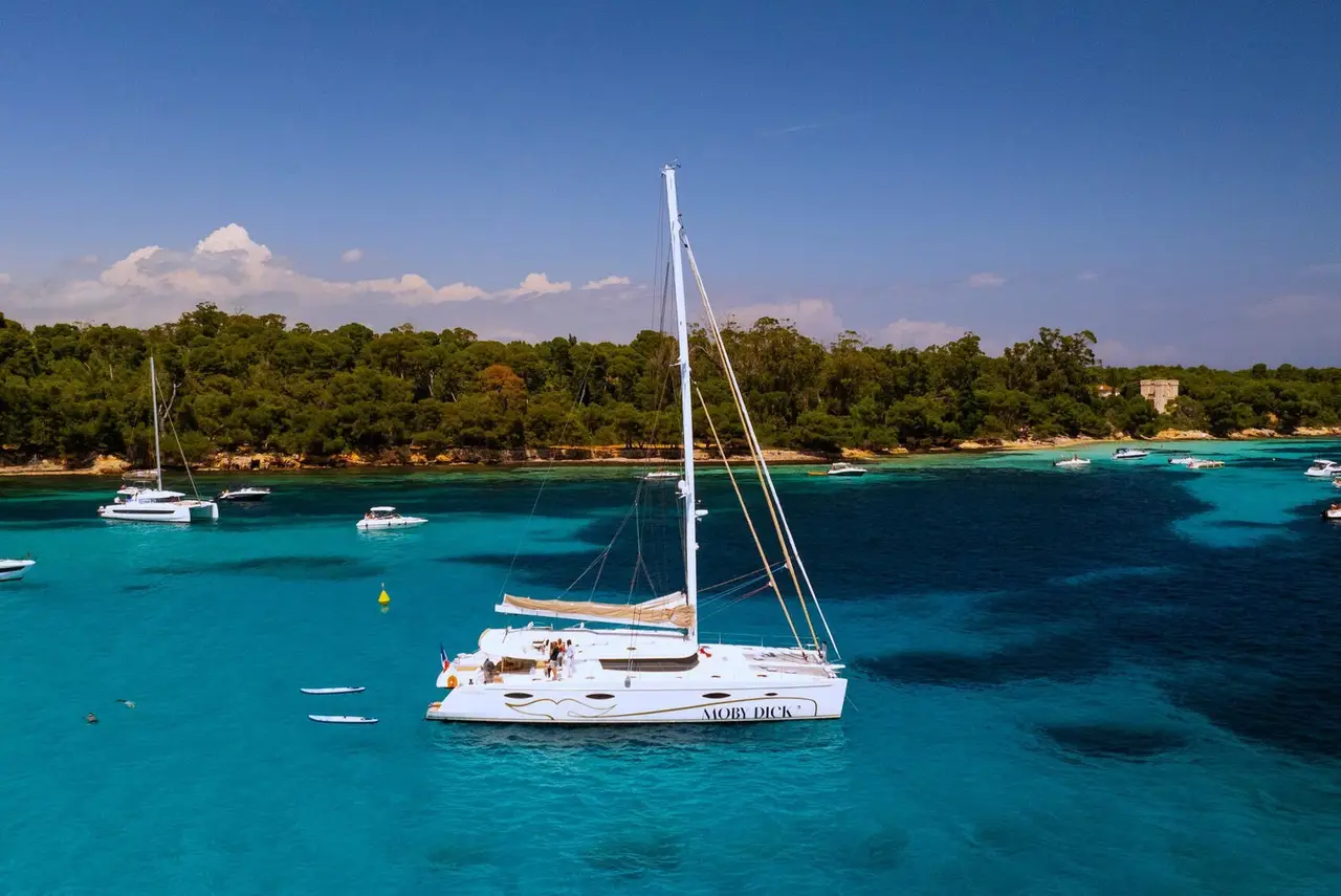 Moby-Dick — Yacht Charter Marbella, Marbella. Diez camarotes, cubierta ancha, ritmo de crucero tranquilo