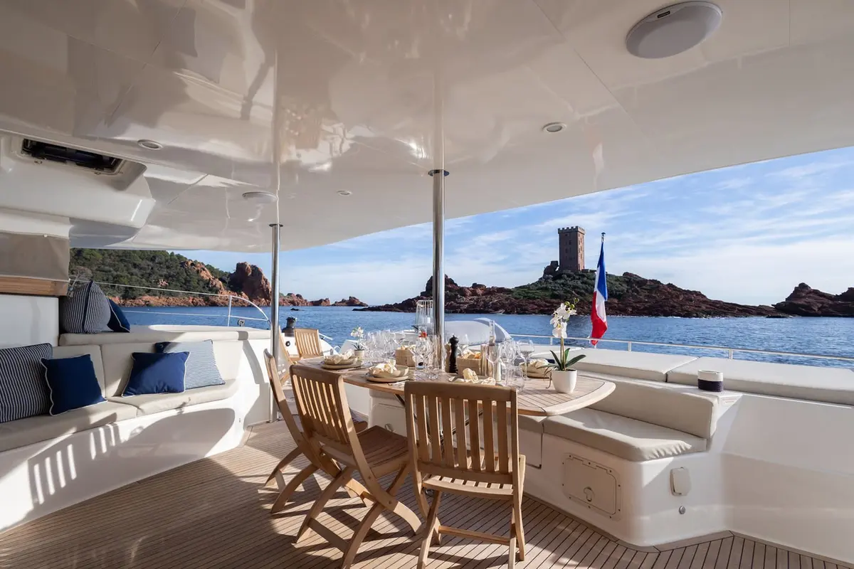 Moby-Dick, cubierta principal — Yacht Charter Marbella, Marbella. Diez camarotes, cubierta ancha, ritmo de crucero tranquilo