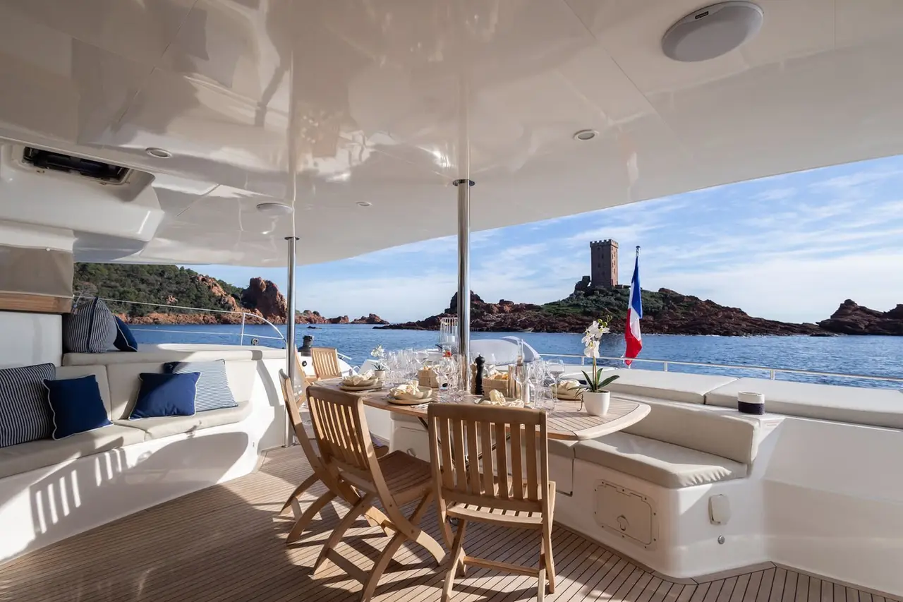 Moby-Dick, cubierta principal — Yacht Charter Marbella, Marbella. Diez camarotes, cubierta ancha, ritmo de crucero tranquilo