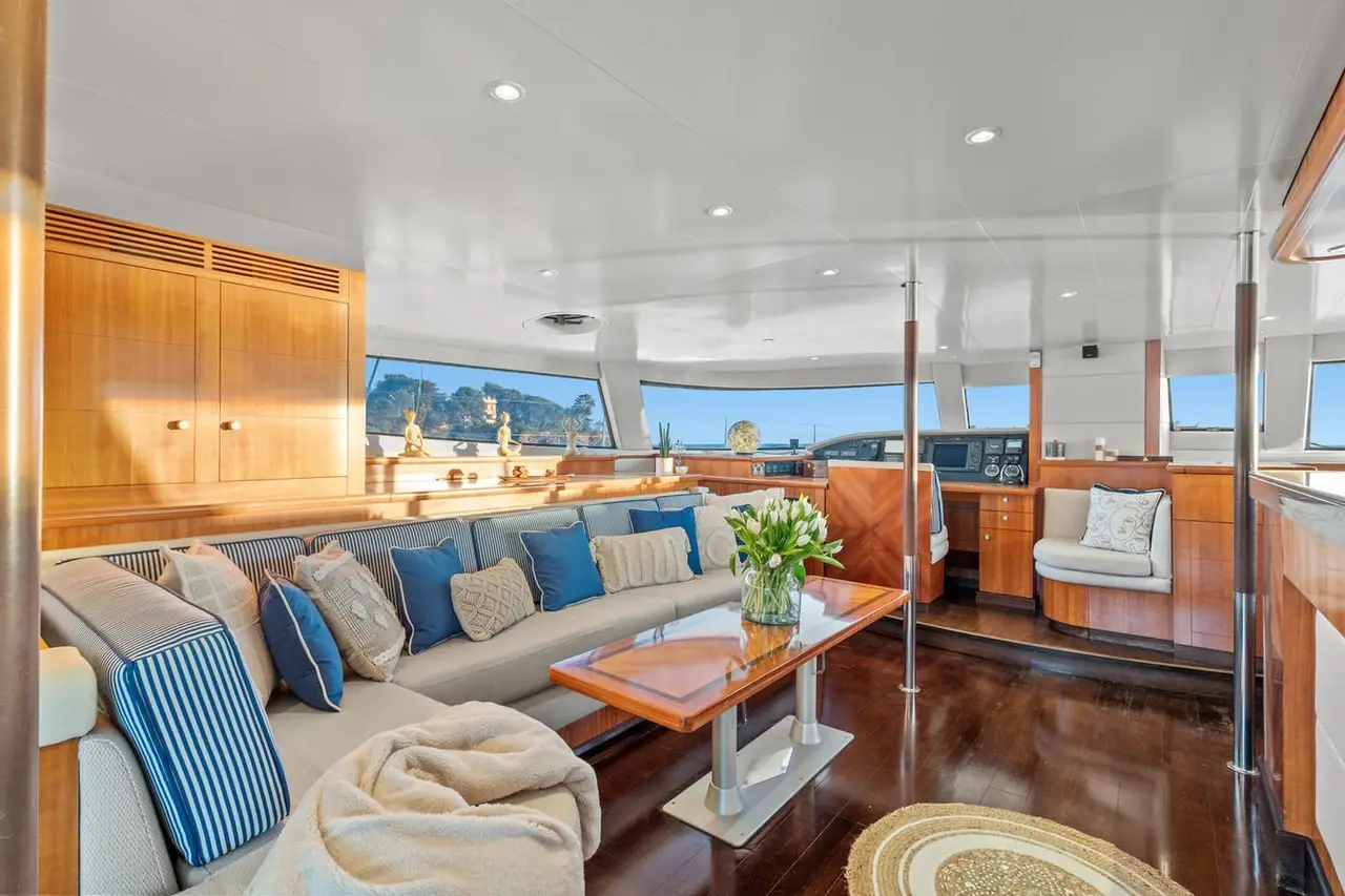 Moby-Dick, salón — Yacht Charter Marbella, Marbella. Diez camarotes, cubierta ancha, ritmo de crucero tranquilo