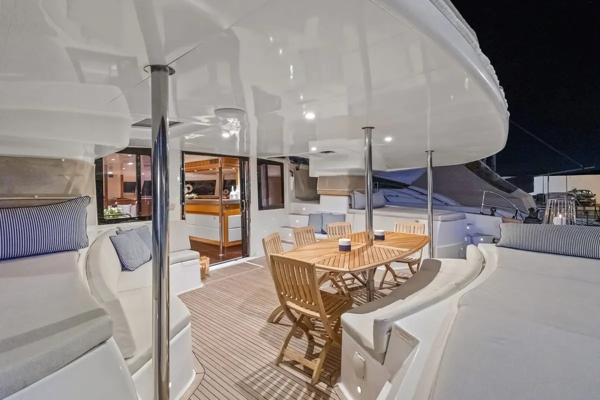 Moby-Dick, camarote principal — Yacht Charter Marbella, Marbella. Diez camarotes, cubierta ancha, ritmo de crucero tranquilo