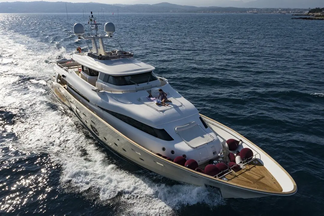 Navetta 33, cubierta principal — Yacht Charter Marbella, Marbella. Casco de desplazamiento para travesías tranquilas de varios días