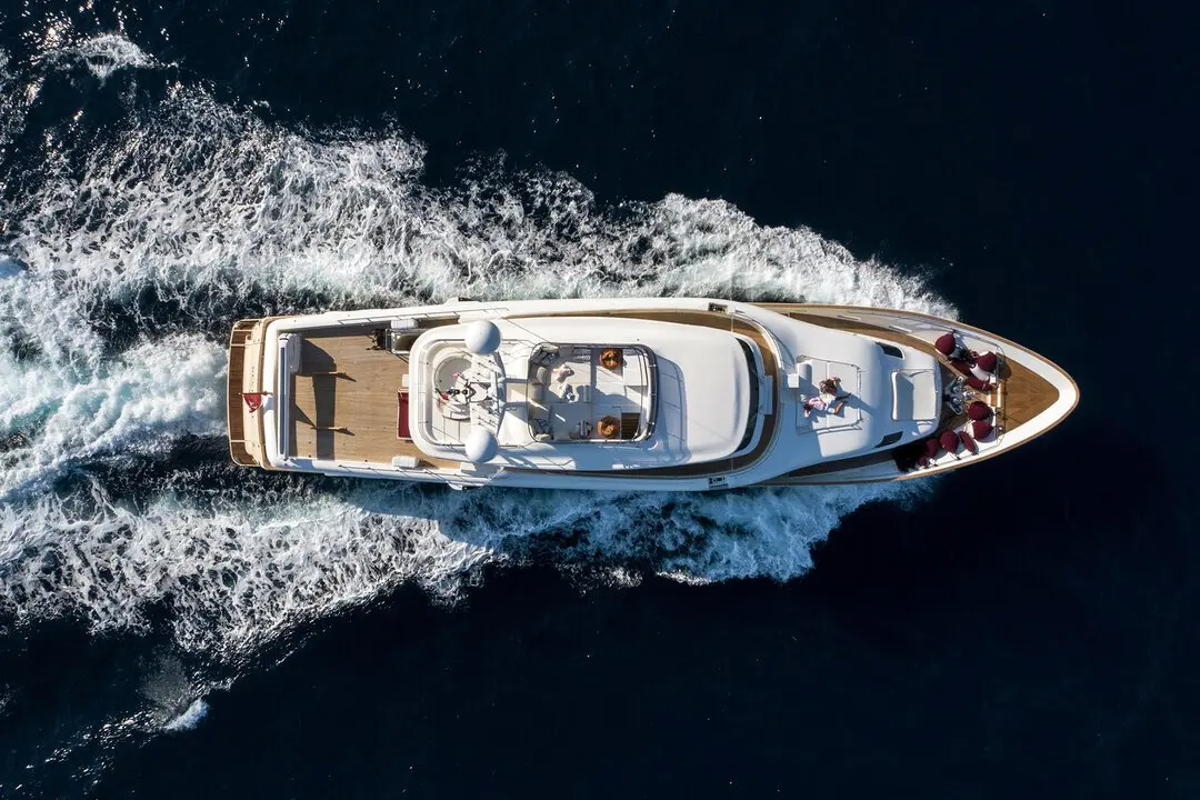 Navetta 33, cubierta de popa — Yacht Charter Marbella, Marbella. Casco de desplazamiento para travesías tranquilas de varios días