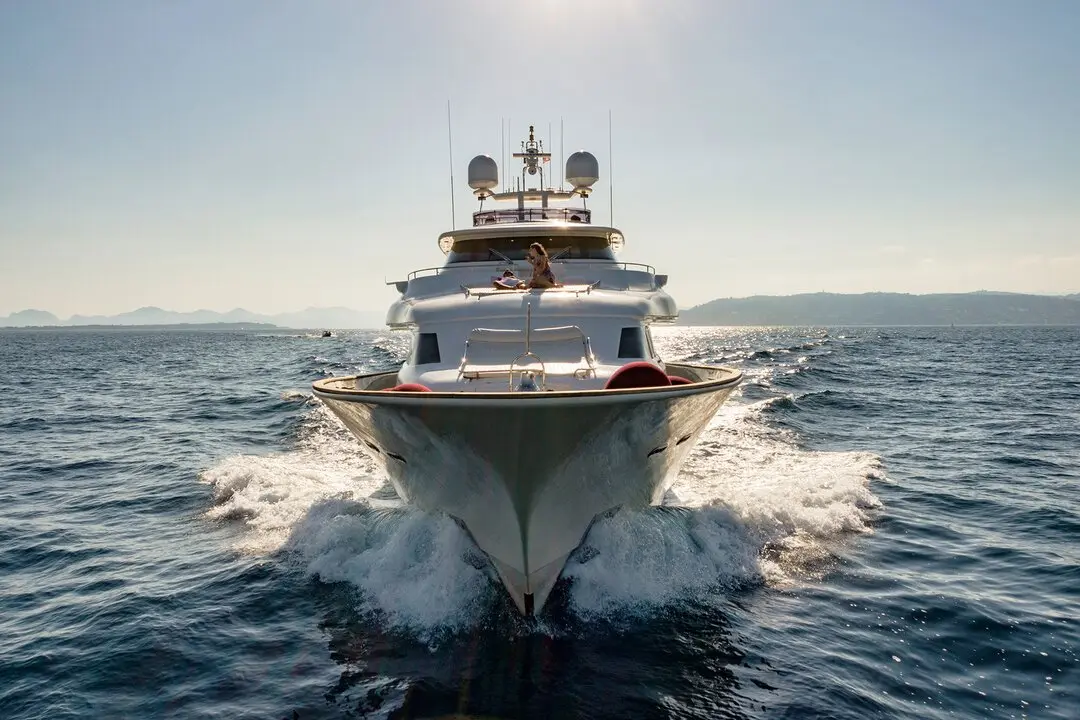 Navetta 33, salón — Yacht Charter Marbella, Marbella. Casco de desplazamiento para travesías tranquilas de varios días