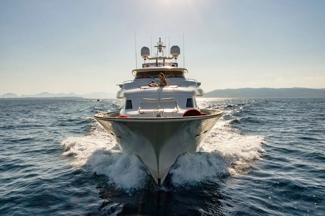 Navetta 33, salón — Yacht Charter Marbella, Marbella. Casco de desplazamiento para travesías tranquilas de varios días
