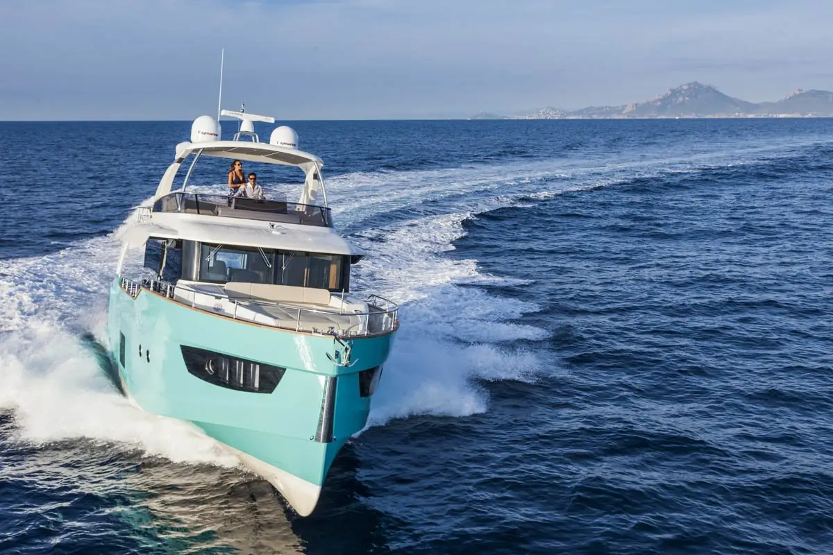 Navetta 58, cubierta principal — Yacht Charter Marbella, Marbella. Casco de línea baja para jornadas tranquilas en Estepona
