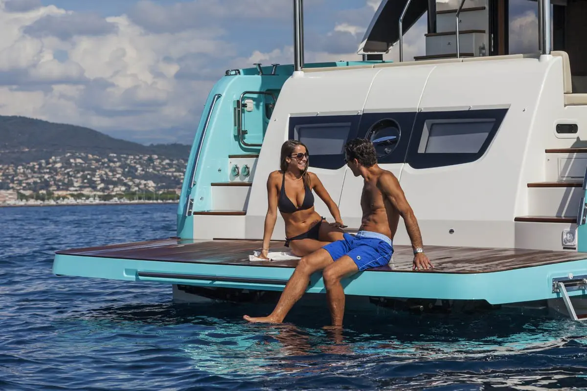 Navetta 58, cubierta de popa — Yacht Charter Marbella, Marbella. Casco de línea baja para jornadas tranquilas en Estepona