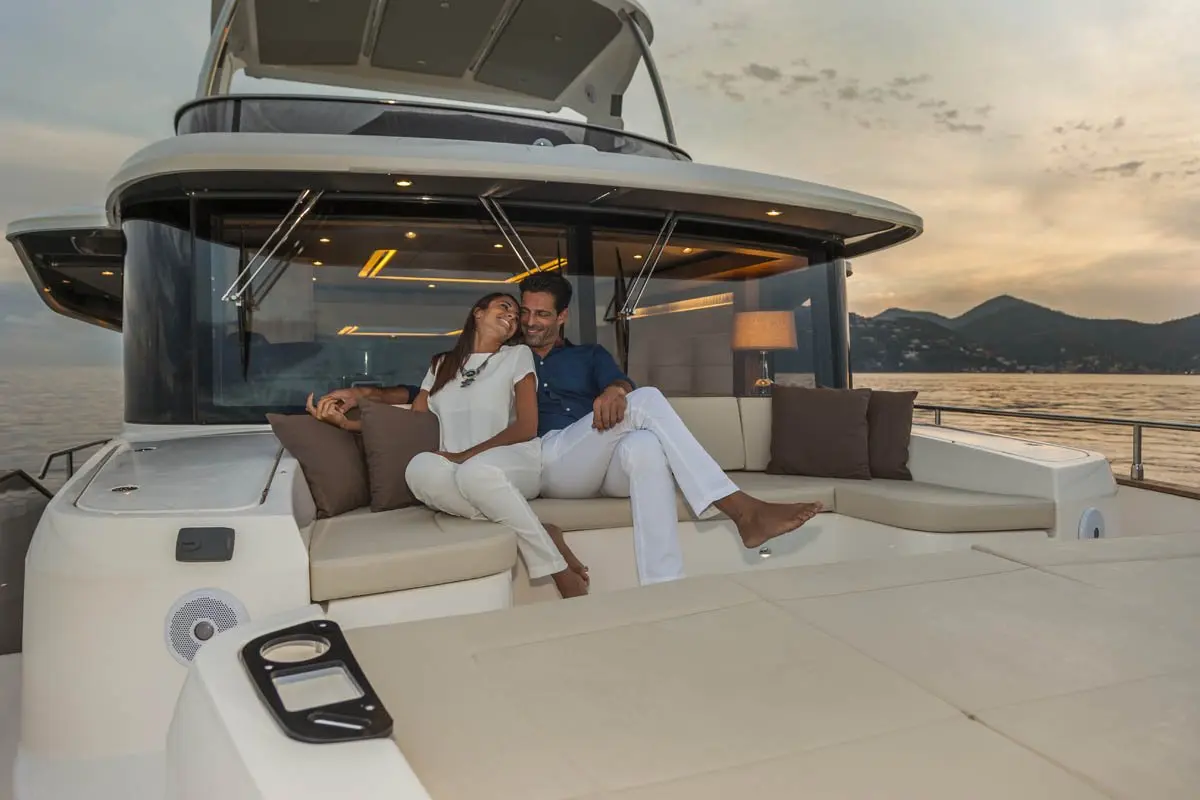 Navetta 58, camarote principal — Yacht Charter Marbella, Marbella. Casco de línea baja para jornadas tranquilas en Estepona
