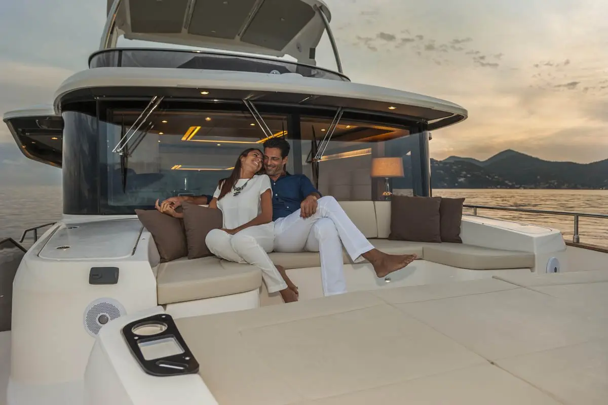 Navetta 58, camarote principal — Yacht Charter Marbella, Marbella. Casco de línea baja para jornadas tranquilas en Estepona