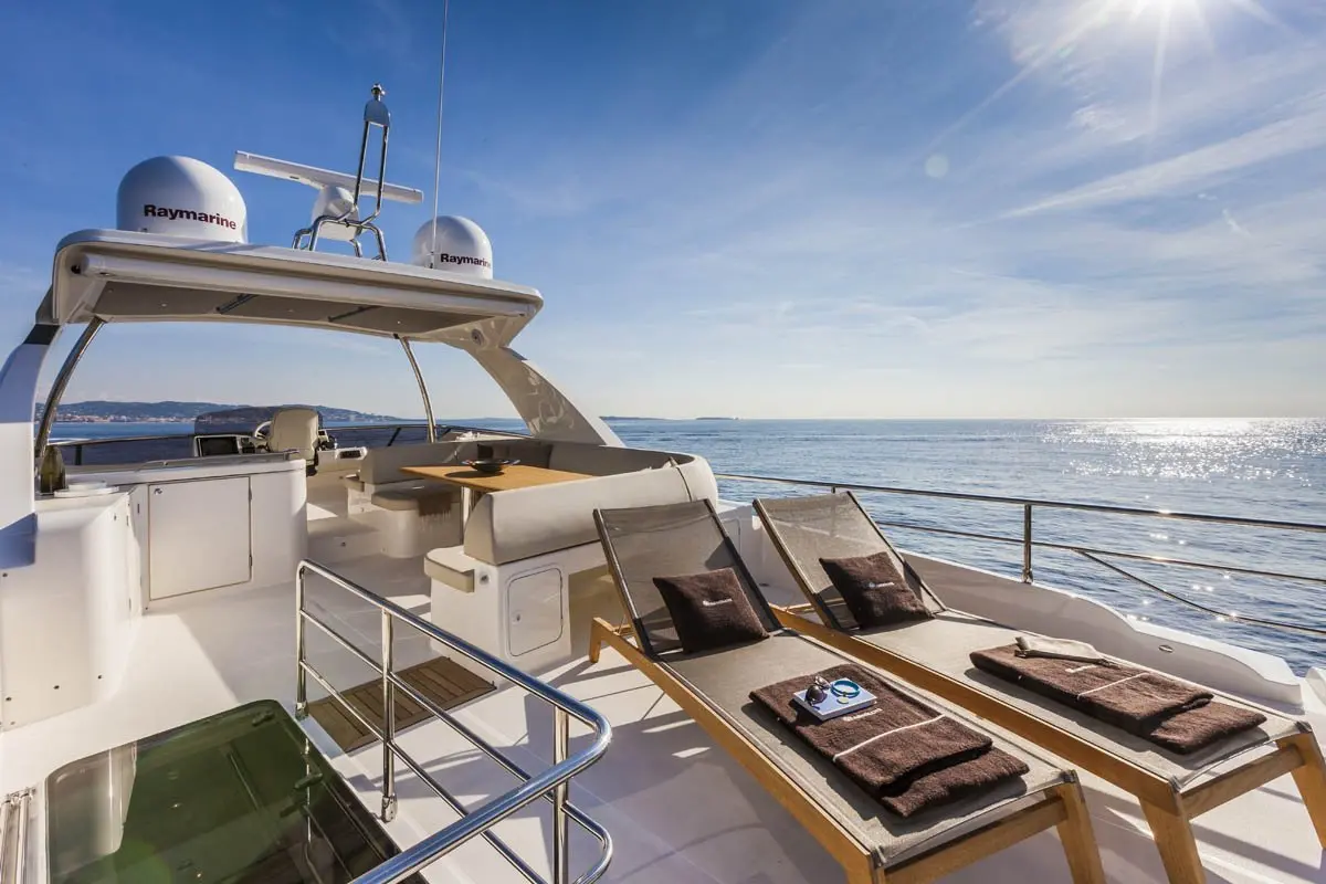 Navetta 58, flybridge — Yacht Charter Marbella, Marbella. Casco de línea baja para jornadas tranquilas en Estepona