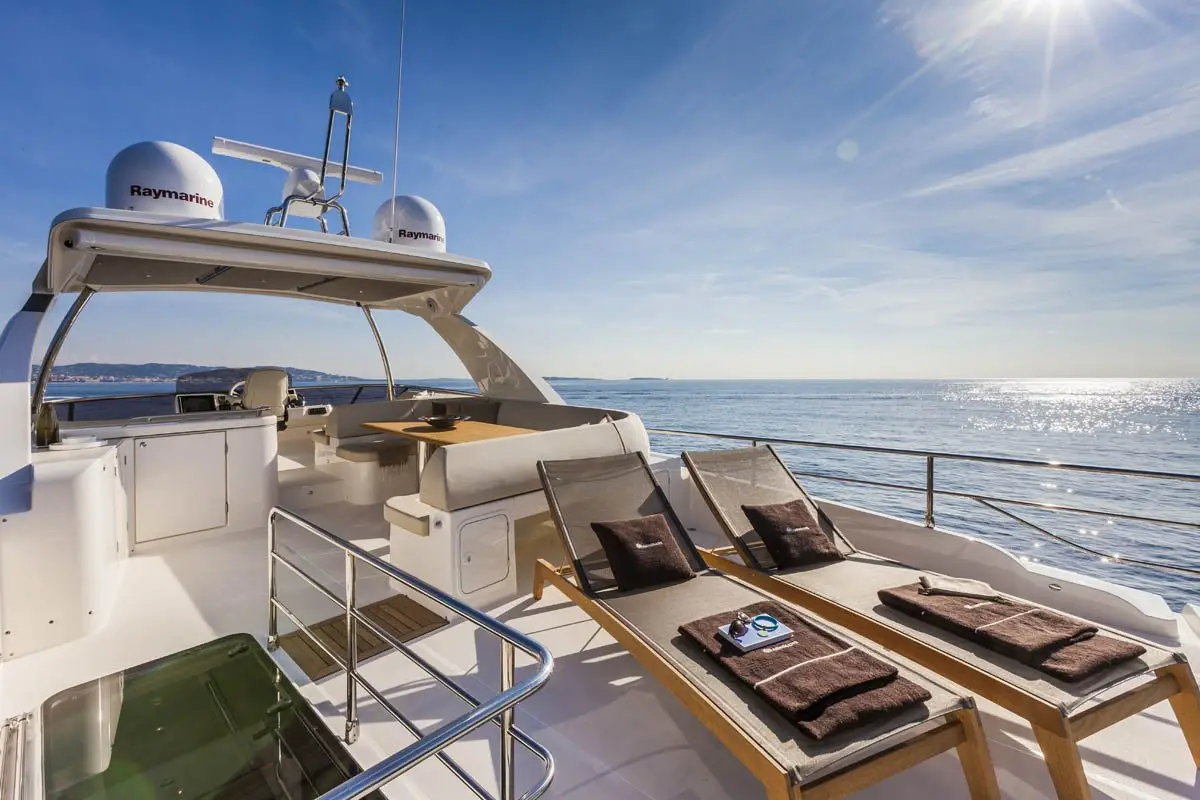 Navetta 58, flybridge — Yacht Charter Marbella, Marbella. Casco de línea baja para jornadas tranquilas en Estepona