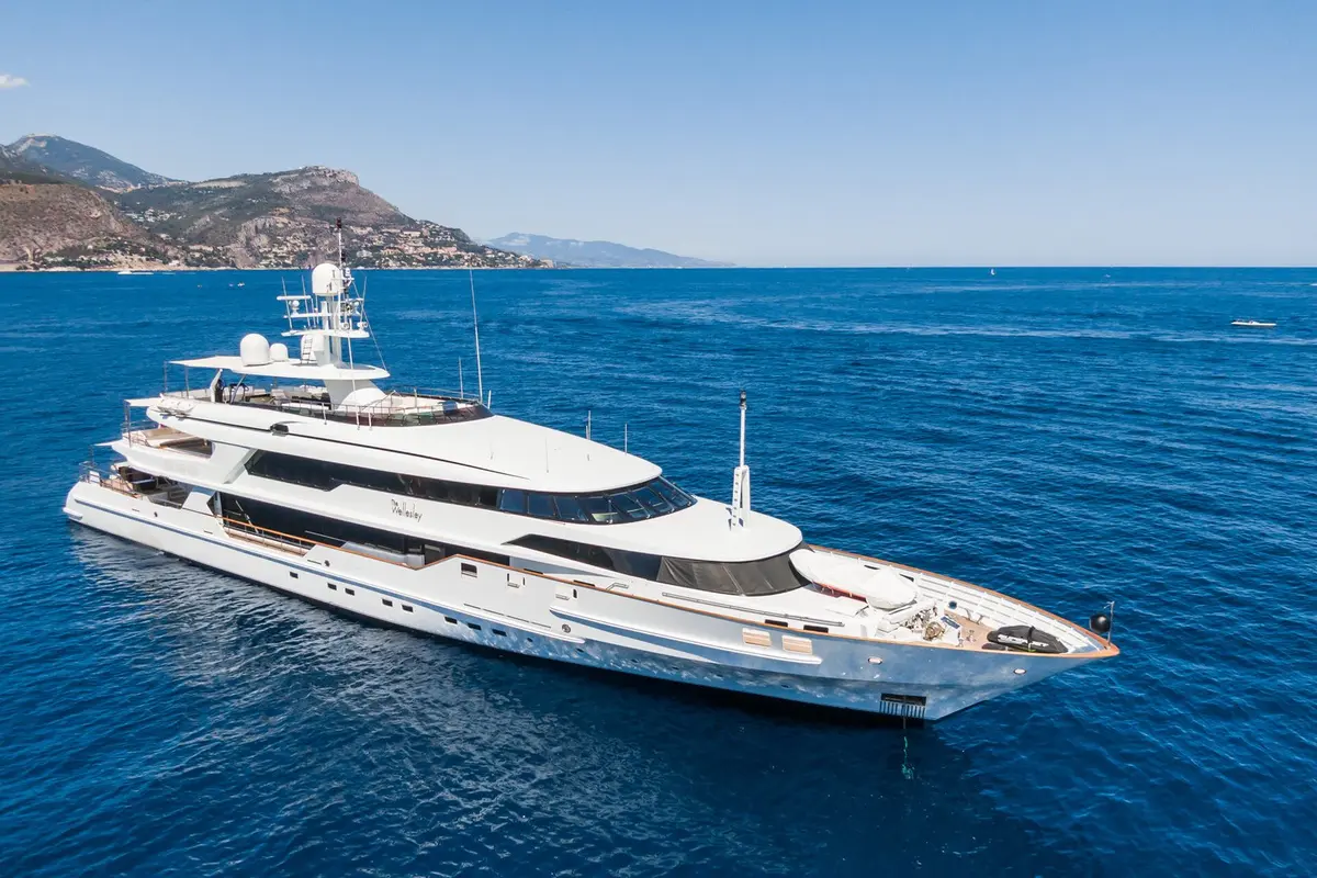 The Wellesley — Yacht Charter Marbella, Marbella. Seis camarotes y ruta abierta hacia el Estrecho