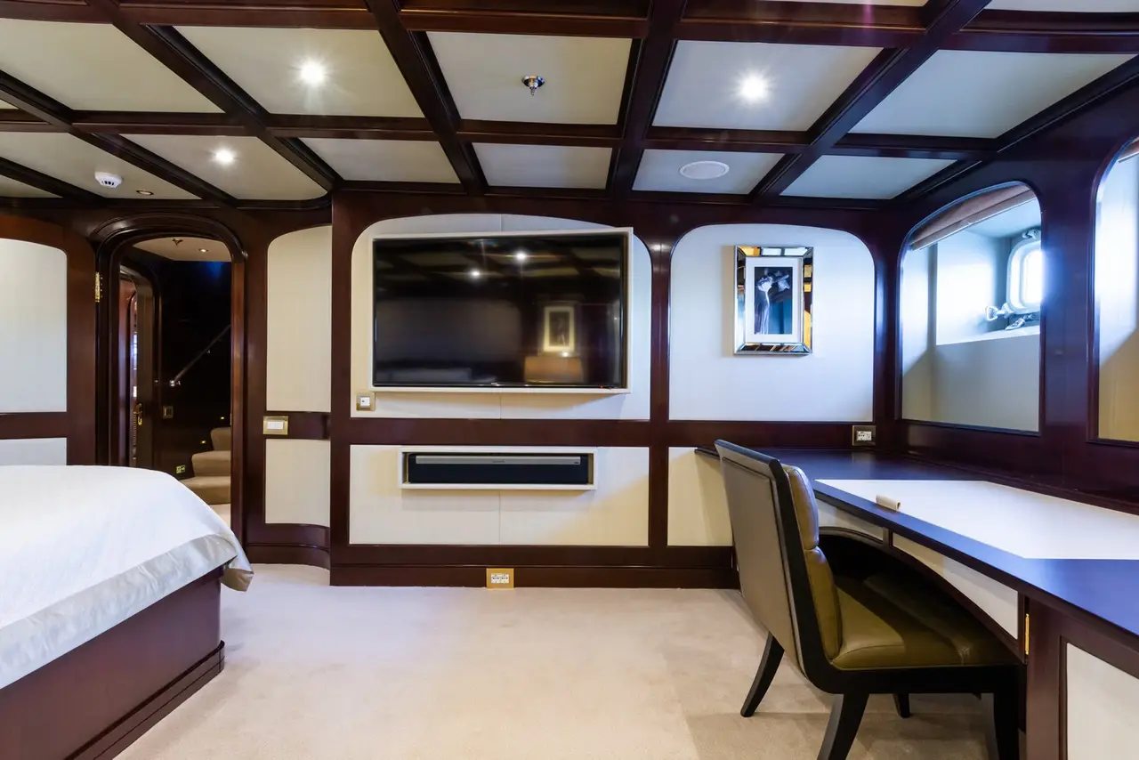 The Wellesley, cubierta principal — Yacht Charter Marbella, Marbella. Seis camarotes y ruta abierta hacia el Estrecho