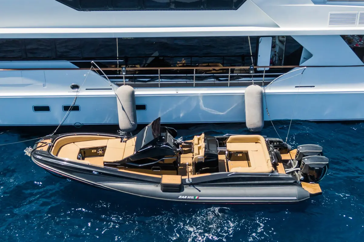 The Wellesley, cubierta de popa — Yacht Charter Marbella, Marbella. Seis camarotes y ruta abierta hacia el Estrecho