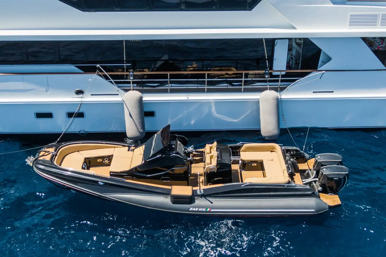 The Wellesley, cubierta de popa — Yacht Charter Marbella, Marbella. Seis camarotes y ruta abierta hacia el Estrecho