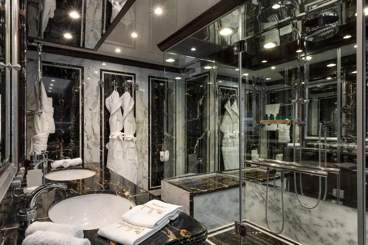 The Wellesley, salón — Yacht Charter Marbella, Marbella. Seis camarotes y ruta abierta hacia el Estrecho