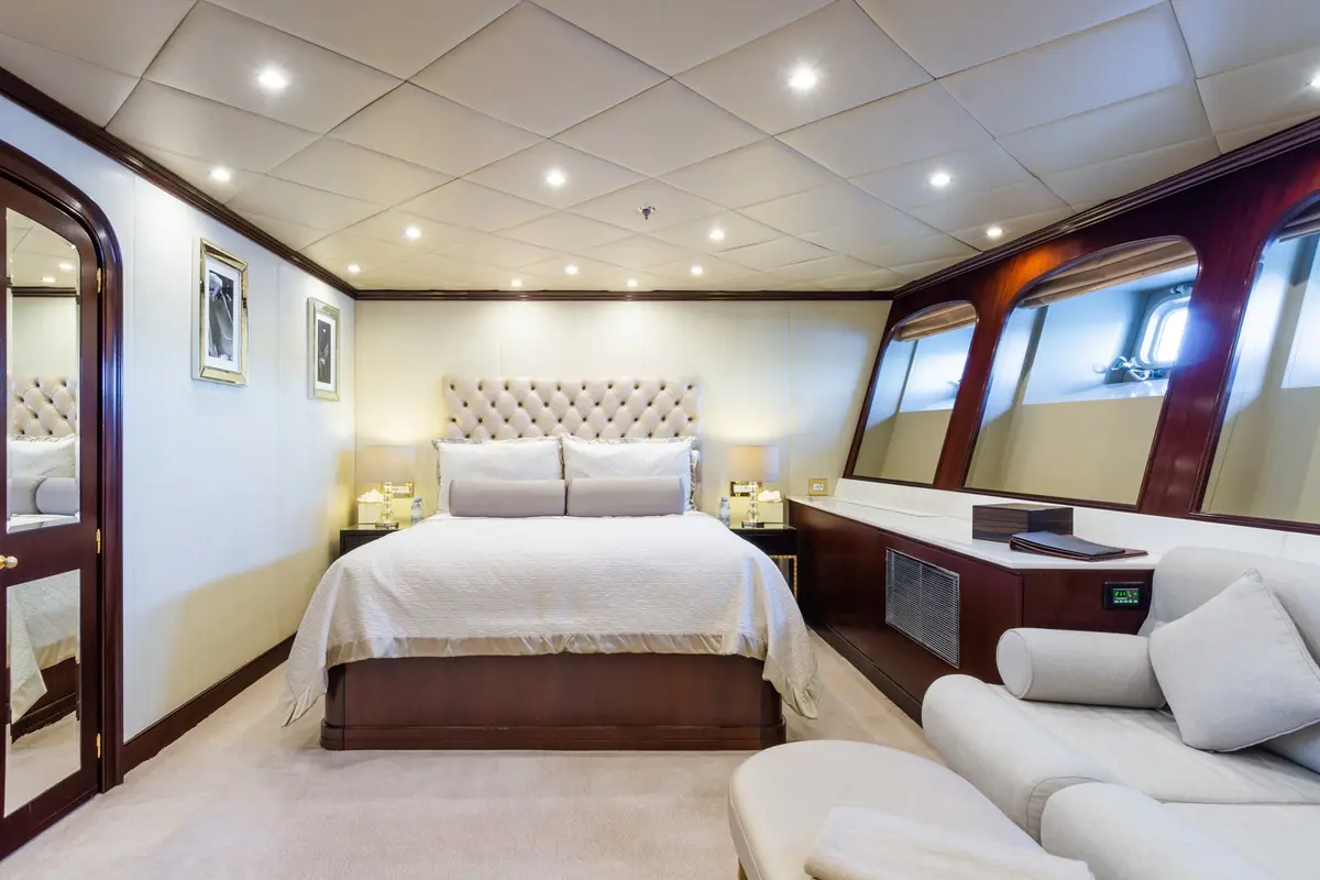 The Wellesley, camarote principal — Yacht Charter Marbella, Marbella. Seis camarotes y ruta abierta hacia el Estrecho